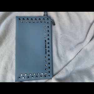 Clutch/wristlet